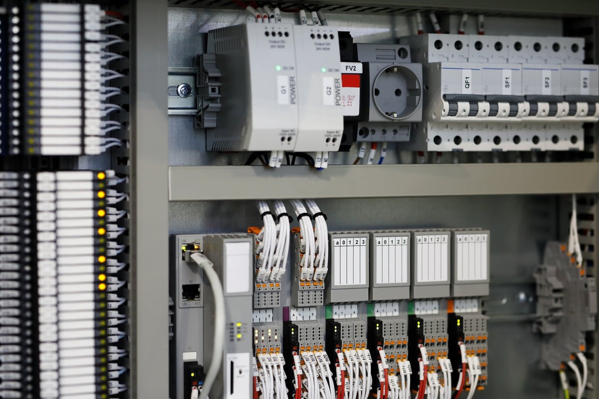 PLC y panel de control industrial