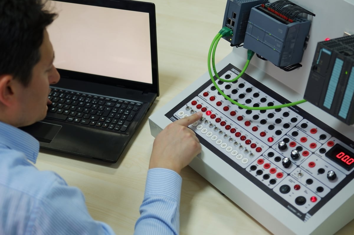 Programación de PLC industrial