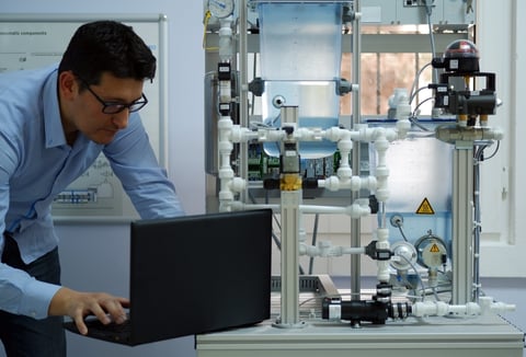 Ingeniero programando