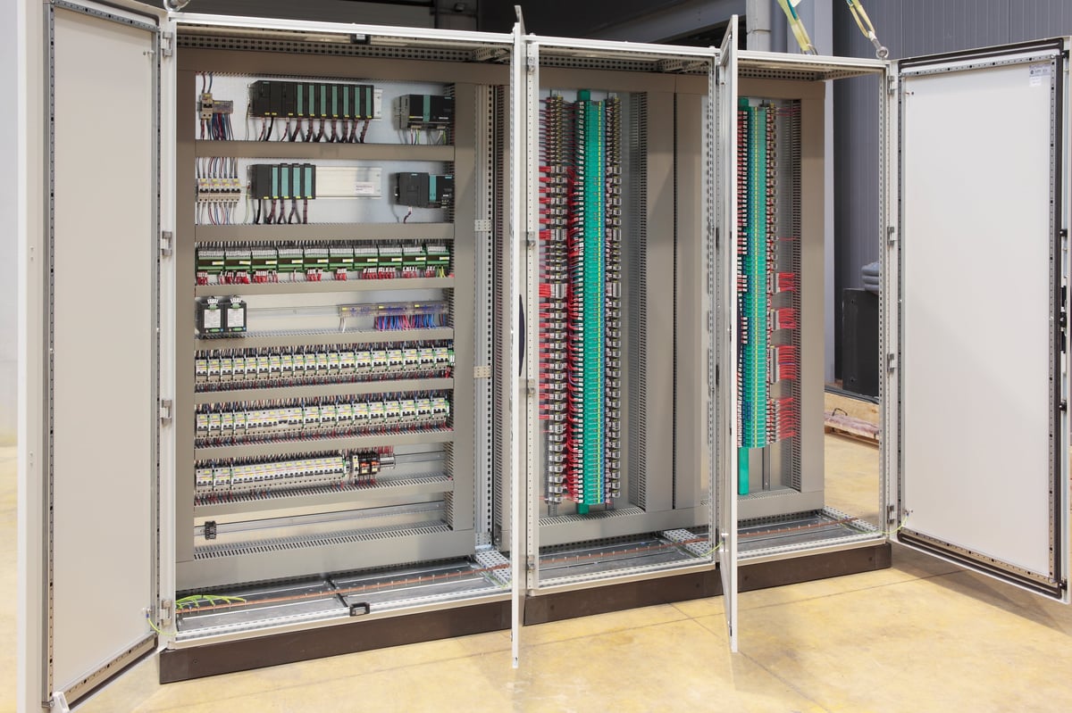 Panel de automatización con PLCs y barreras ATEX