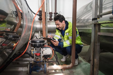 Ingeniero revisando tuberías industriales