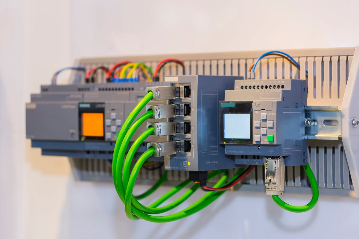 Ingeniero trabajando con PLC y equipos de automatización industrial