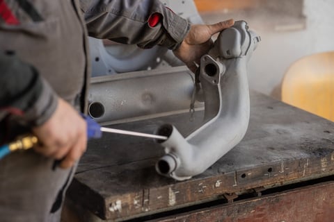 Limpieza de piezas pequeñas después de sandblasteado