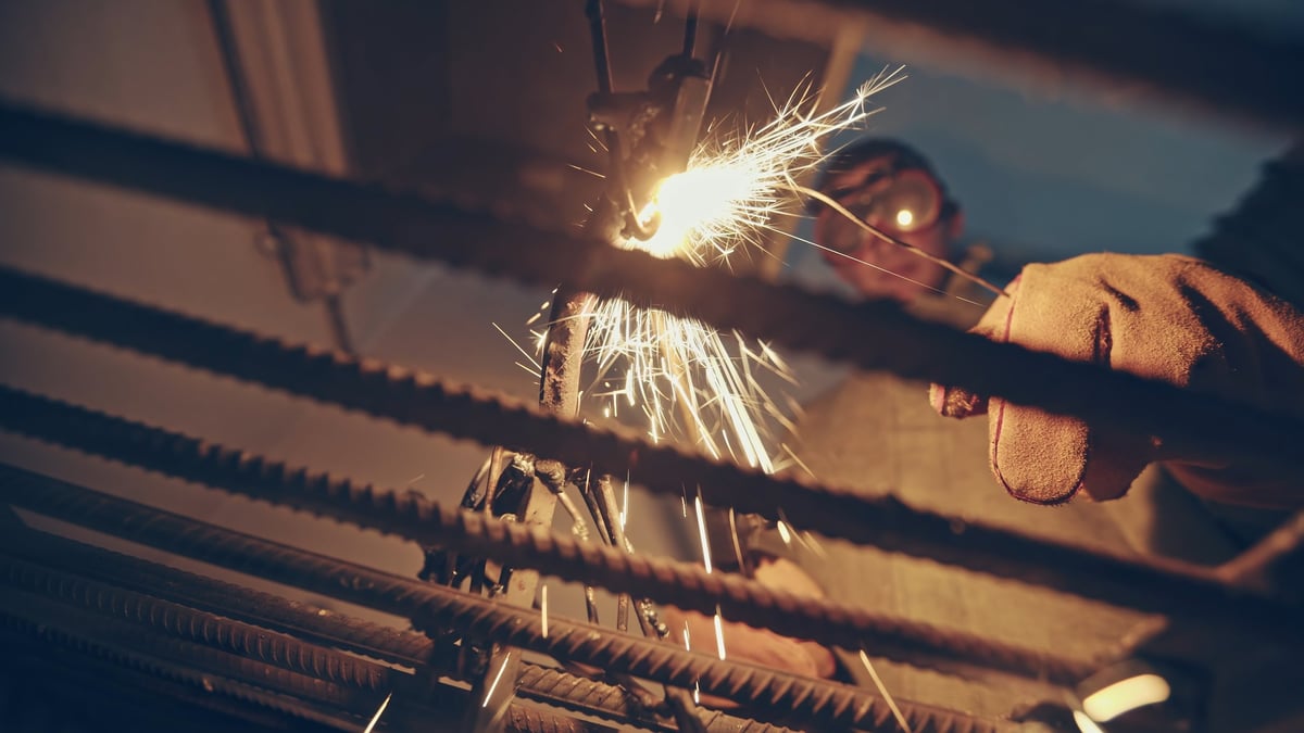 Soldador profesional trabajando con sparks