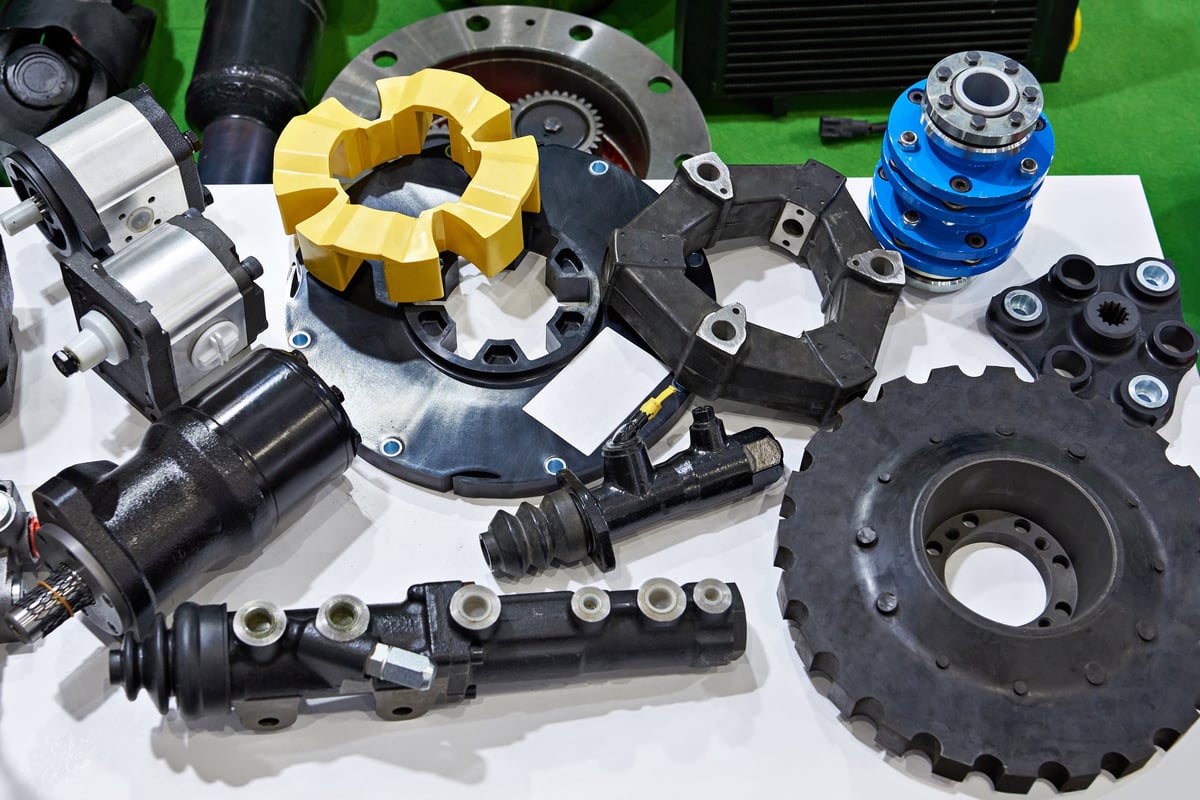 Refacciones de transporte agrícola en almacén