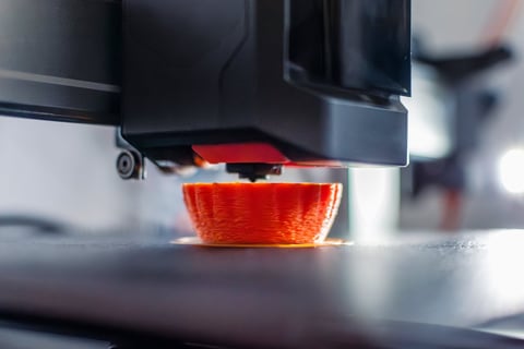Impresora 3D imprimiendo objeto con filamento PLA