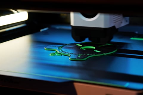 Impresora 3D con filamento verde