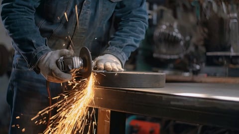 Esmerilado de acero con herramientas eléctricas